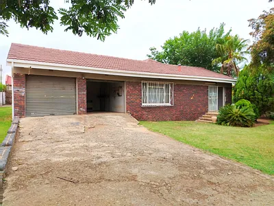 4 Bedroom House For Sale in Roodepoort - mxC0.webp