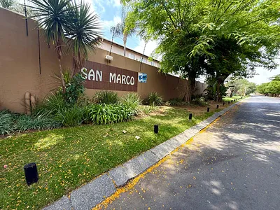 2 Bedroom Apartment For Sale in Roodepoort - img