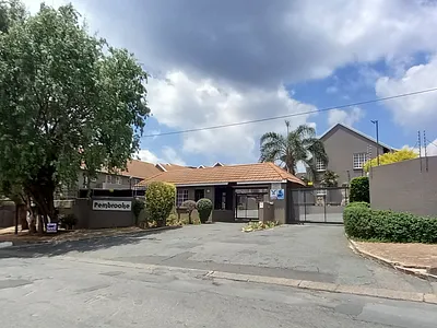 2 Bedroom Townhouse To Rent in Roodepoort - img