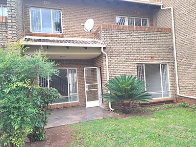 3 Bedroom Townhouse For Sale in Roodepoort - img
