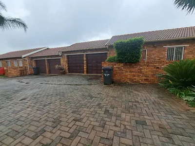3 Bedroom Townhouse For Sale in Roodepoort - img