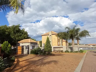 2 Bedroom Townhouse To Rent in Krugersdorp - J0ID.webp