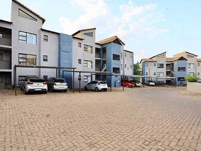 2 Bedroom Apartment For Sale in Roodepoort - 8ZjZ.webp