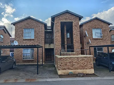 2 Bedroom Townhouse For Sale in Roodepoort - kzK5.webp