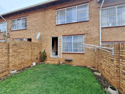 2 Bedroom Townhouse For Sale in Krugersdorp - A8NE.webp