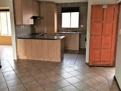 2 Bedroom Townhouse For Sale in Roodepoort - 0Yt3.webp