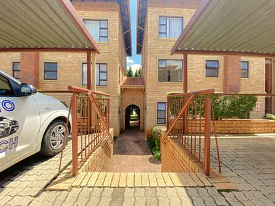 2 Bedroom Apartment For Sale in Roodepoort - img