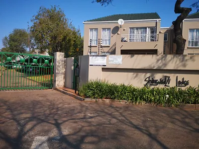 2 Bedroom Townhouse For Sale in Roodepoort - Rr0H.webp
