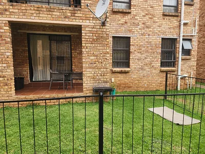 2 Bedroom Apartment For Sale in Roodepoort - img