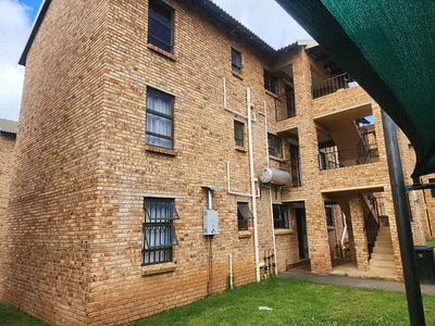 2 Bedroom Apartment For Sale in Roodepoort - LbEl.webp