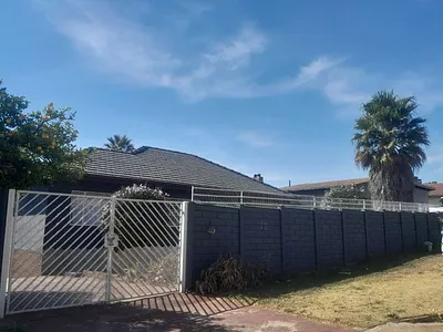 3 Bedroom House To Rent in Roodepoort - E13L.webp