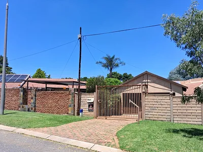 4 Bedroom House For Sale in Allen's Nek, Roodepoort - SRC4.webp
