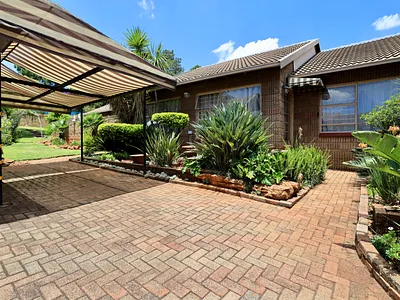2 Bedroom Townhouse For Sale in Roodepoort - 6nCo.webp