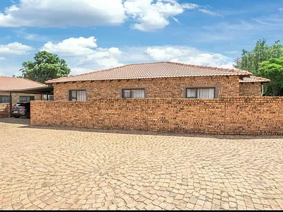 4 Bedroom Townhouse For Sale in Krugersdorp - fz80.webp