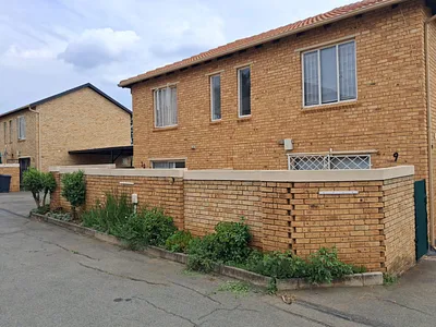 2 Bedroom Townhouse For Sale in Roodepoort - LWlv.webp