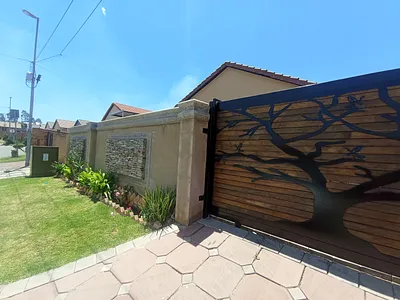 3 Bedroom House For Sale in Roodepoort - h4wr.webp