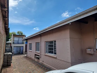 5 Bedroom House For Sale in Roodepoort - gVDT.webp