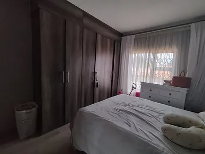 2 Bedroom Apartment For Sale in Roodepoort - h8Pg.webp