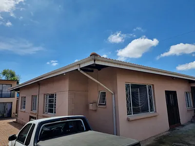 2 Bedroom House To Rent in Roodepoort - 7qFD.webp