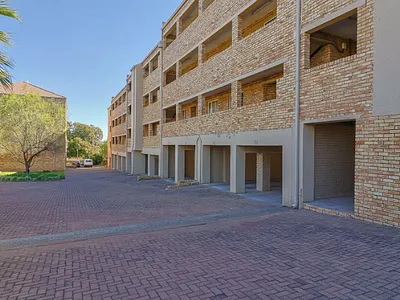 2 Bedroom Apartment For Sale in Roodepoort - vFZD.webp