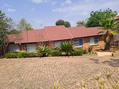 3 Bedroom House For Sale in Roodepoort - img