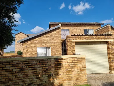 3 Bedroom House For Sale in Roodepoort - 5PWz.webp