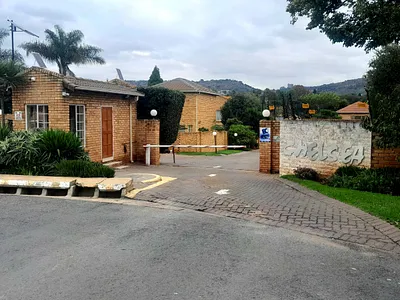 2 Bedroom Townhouse To Rent in Roodepoort - YblK.webp