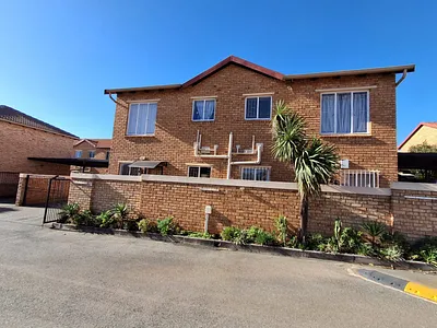 2 Bedroom Townhouse For Sale in Roodepoort - cMUh.webp