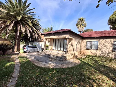 4 Bedroom House For Sale in Roodepoort - 9ydp.webp
