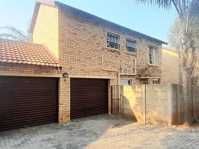 3 Bedroom Townhouse To Rent in Allen's Nek, Roodepoort - 50y2.webp