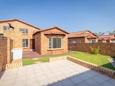 3 Bedroom Townhouse For Sale in Roodepoort - img