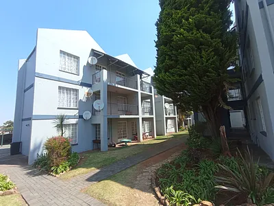 2 Bedroom Apartment For Sale in Roodepoort - UAYt.webp