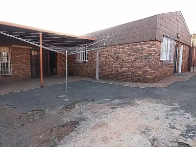 4 Bedroom House For Sale in Laudium - Cv1g.webp