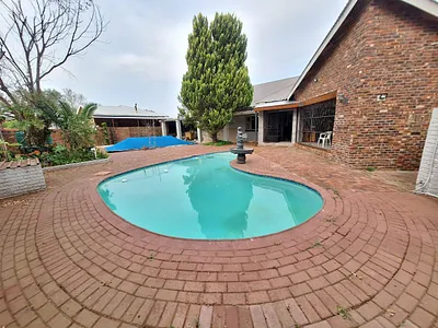 3 Bedroom House For Sale in Kimberley - i1LS.webp