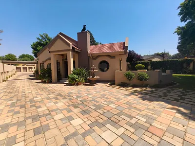 4 Bedroom House For Sale in Johannesburg - pJh2.webp