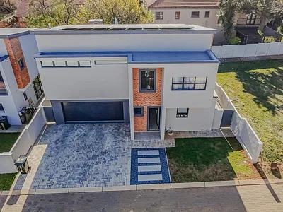 3 Bedroom House For Sale in Olympus AH, Pretoria - 2bTR.webp
