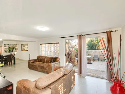 3 Bedroom Townhouse For Sale in Roodepoort - img