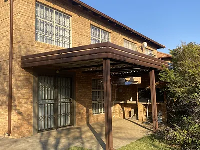 4 Bedroom Apartment For Sale in Pretoria - img