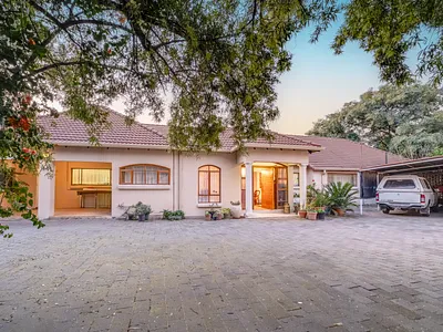 4 Bedroom House For Sale in Randburg - 7HbE.webp