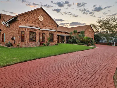 4 Bedroom House For Sale in Roodepoort - vTwQ.webp