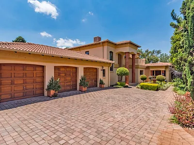 4 Bedroom House For Sale in Roodepoort - 5rR2.webp