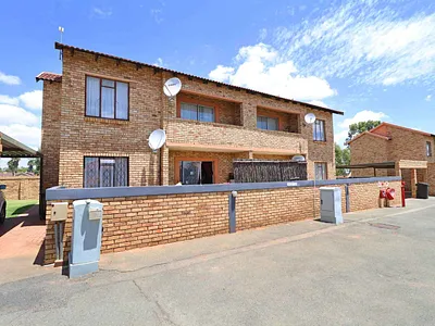 2 Bedroom Apartment For Sale in Randfontein - img