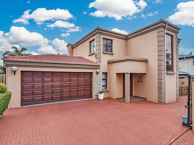 3 Bedroom House For Sale in Roodepoort - vWGS.webp