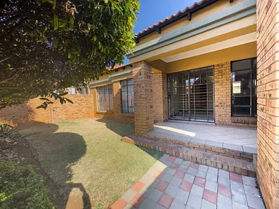 2 Bedroom Townhouse For Sale in Pretoria - img