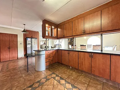 4 Bedroom House For Sale in Heatherdale AH, Akasia - 1KFO.webp