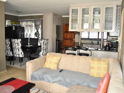 3 Bedroom Apartment For Sale in Akasia - img