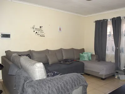2 Bedroom House For Sale in Akasia - BBZj.webp