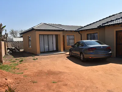 5 Bedroom House For Sale in Akasia - qHTW.webp
