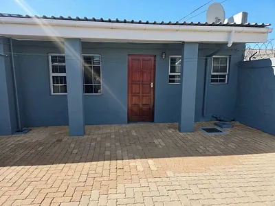1 Bedroom House To Rent in Cape Town - YKJq.webp
