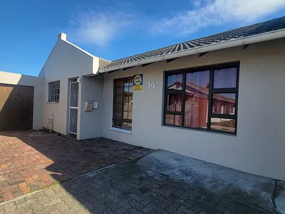 2 Bedroom House To Rent in Blue Downs - img